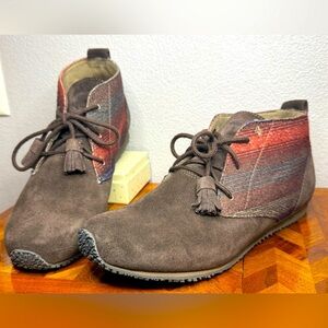 Eddie Bauer Brown and Red Chukka Boots with Suede Upper women’s size 9